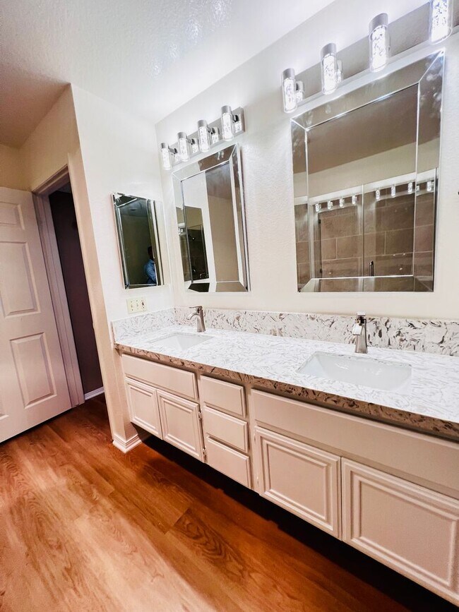 Building Photo - Beautiful remodeled 1 Bed one Bath in  Nor...