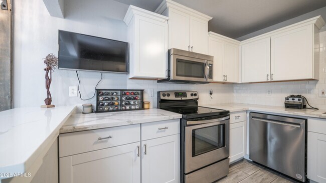 Building Photo - 717 E Palmaire Ave