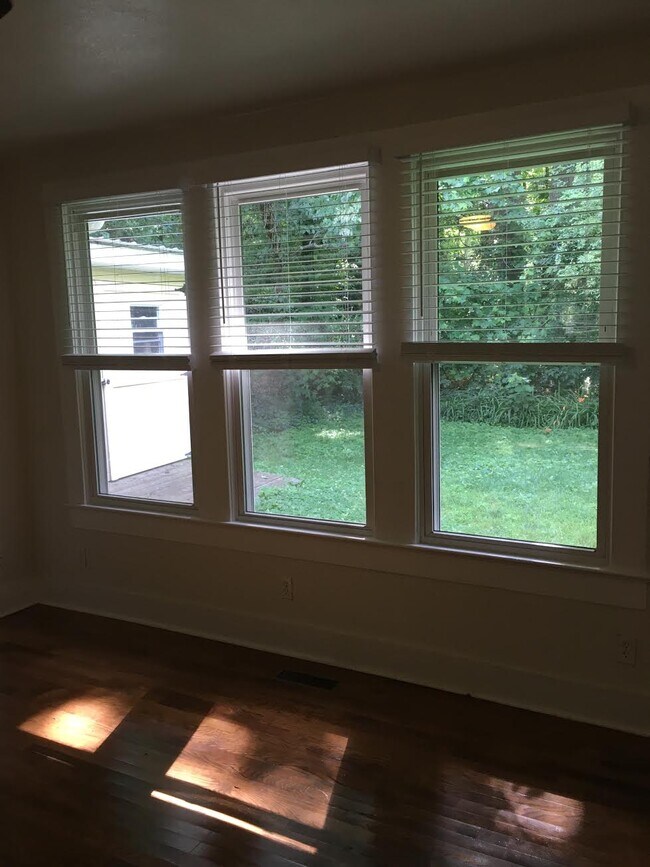 Building Photo - 10 Highland Lake Drive-Flat Rock Cottage-N...