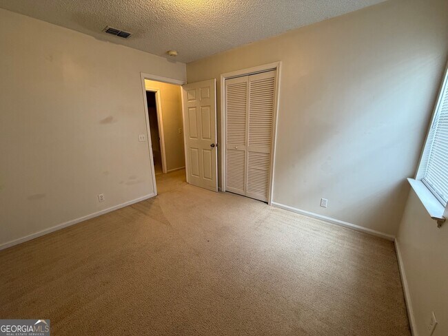 Building Photo - 150 E Lakemont Dr