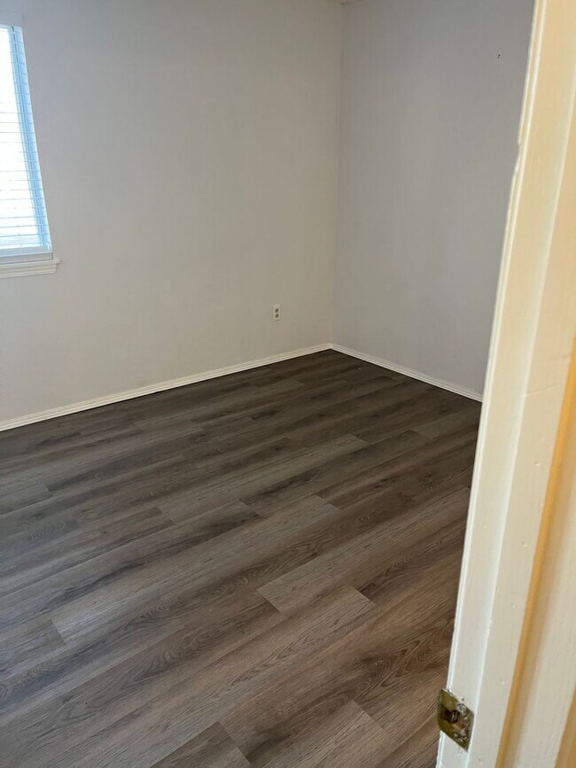 Building Photo - 2 bed 2 bath on ground floor W/D in Unit! ...