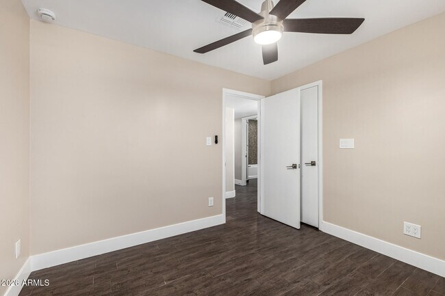 Building Photo - 7613 W Devonshire Ave