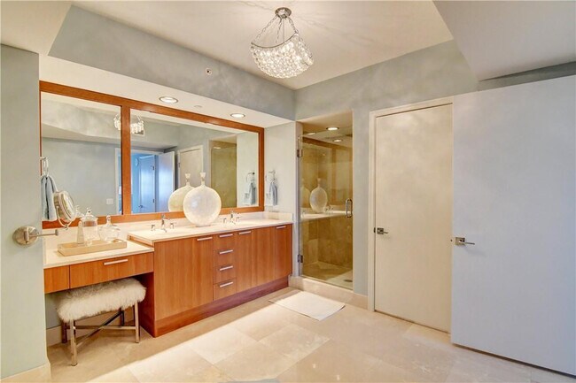 Building Photo - 2640 Lake Shore Dr