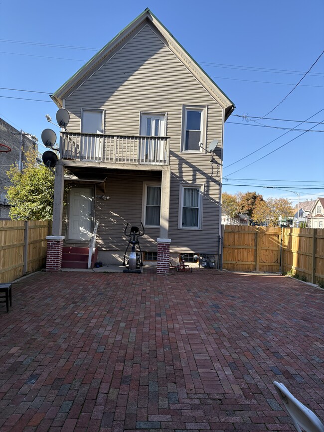 Building Photo - 1657 S 11th St