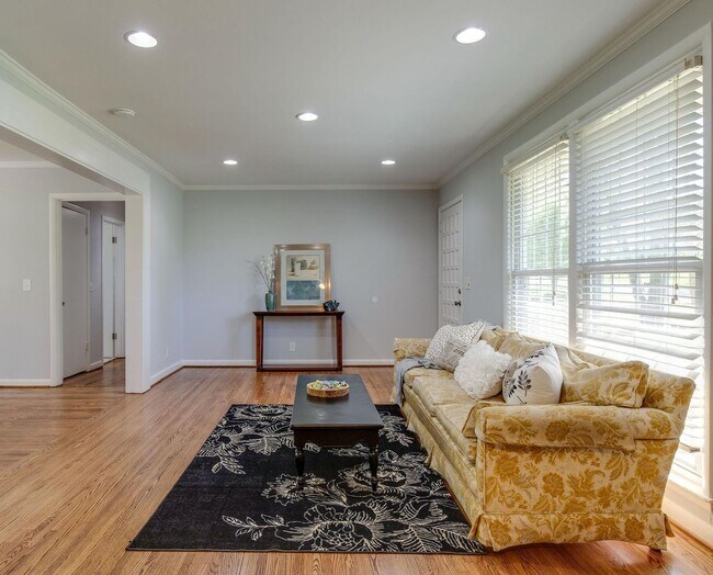 Building Photo - $2500/mo A newly remodeled 3 bedroom 2.5 B...
