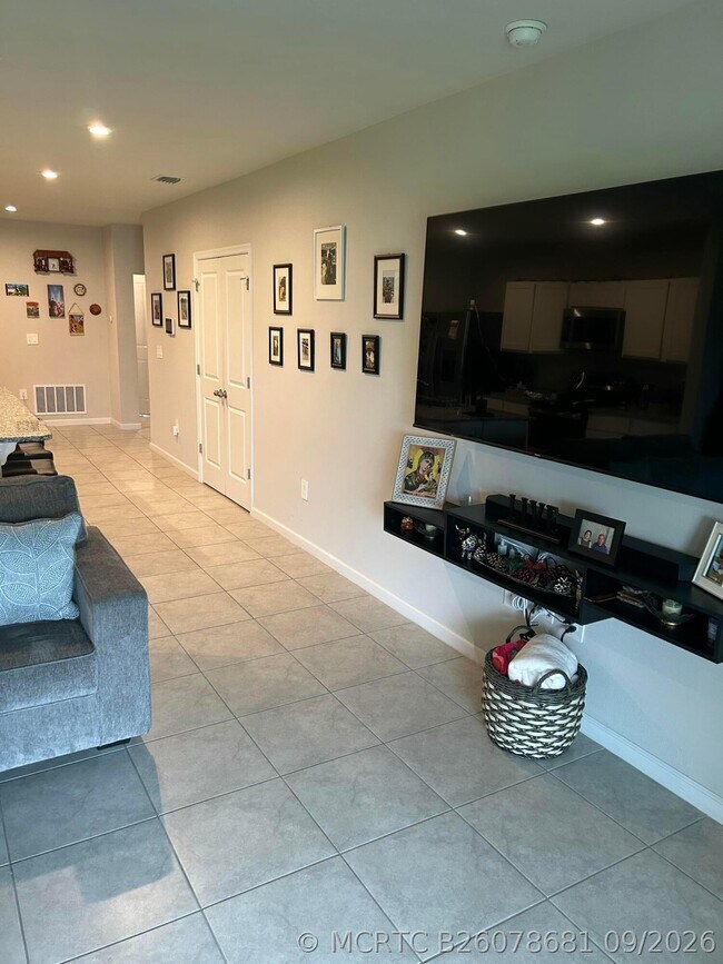 Building Photo - 825 Persimmon Pl