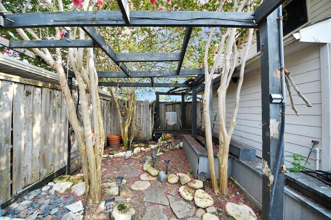 Building Photo - 7877 Kendalia Dr