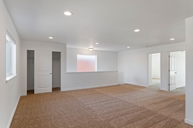 Building Photo - 3 Bath 2.5 Bath - Modern Townhome - Hillcrest - NAS Whidbey