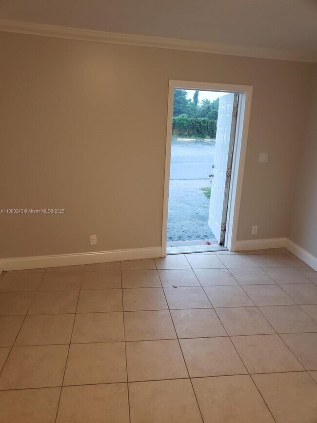 Building Photo - 640 SW 9th Ct