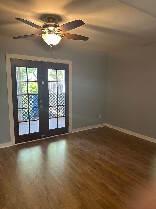 Building Photo - BEAUTIFULLY RENOVATED TOWNEHOME IN WASHING...