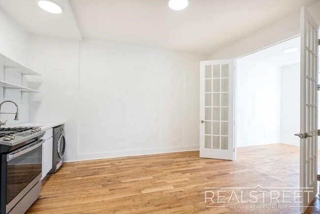 Building Photo - Spacious 2 BED + office in Bushwick