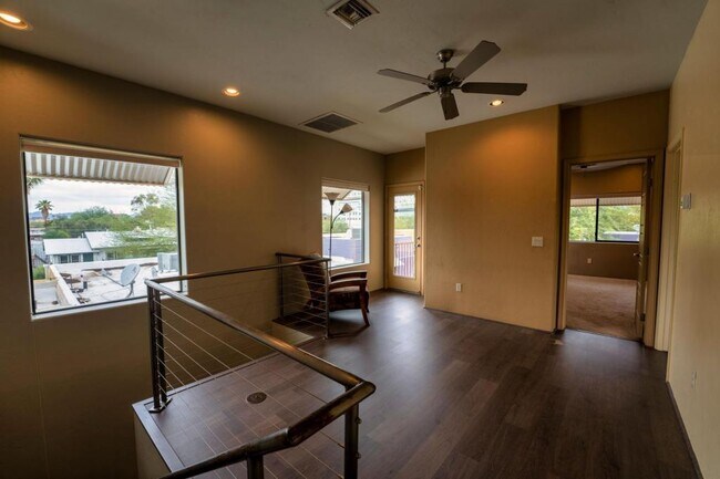 Building Photo - 2010 E 1st St