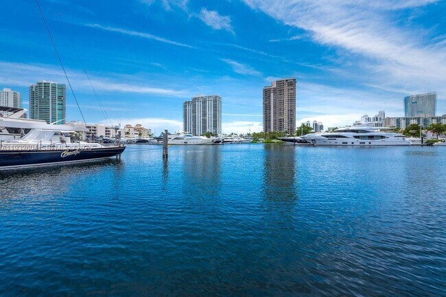 Building Photo - 19999 E Country Club Dr