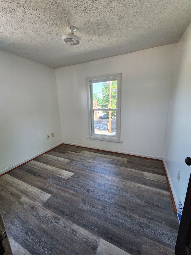 Building Photo - Beautifully Update 4 Bedroom House For Rent in Firestone Park