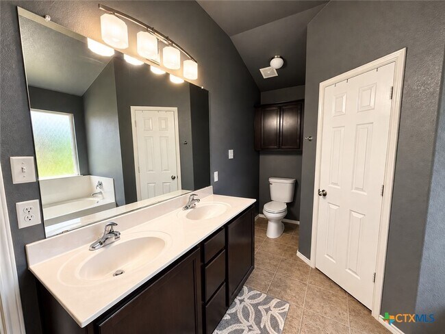 Building Photo - 9402 Cricket Dr