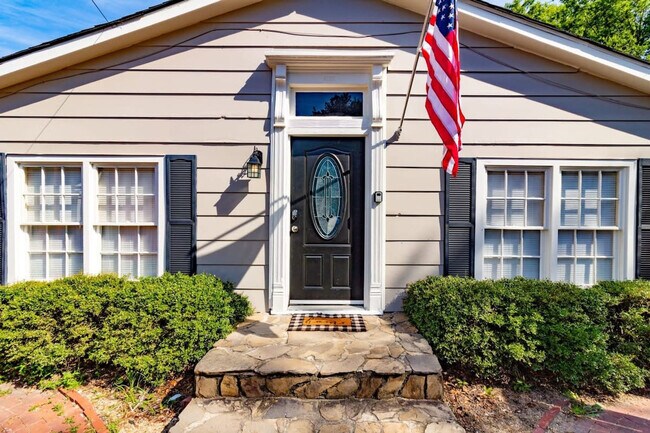 Building Photo - 3912 Crestview Dr