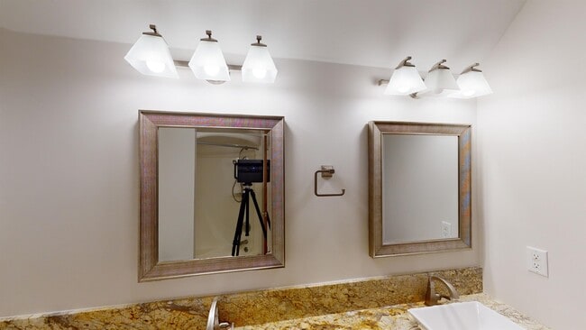 Building Photo - 3922 Ridgedale Dr