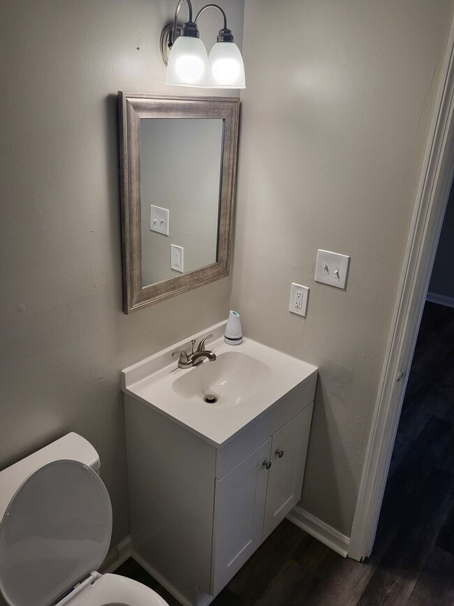 Building Photo - 3 bdroom 1.5 bath off Tobacco Rd