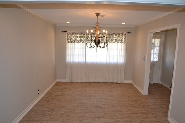Building Photo - Updated Melonie Park Home!