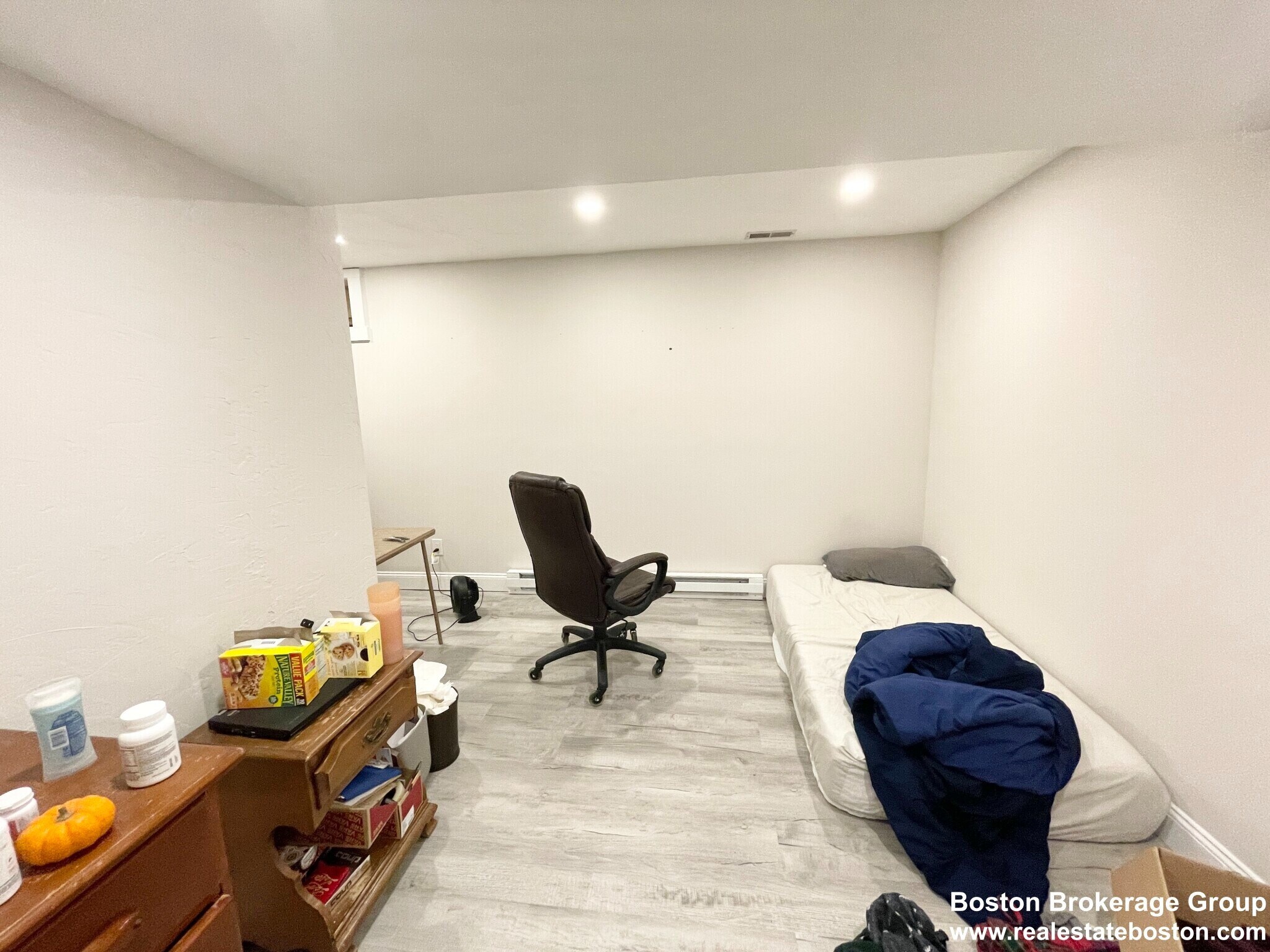 Building Photo - 27 Iroquois St