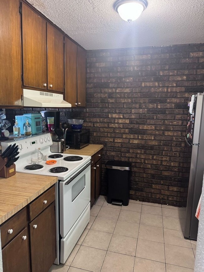 Building Photo - Spacious All Electric Townhome Near Downtown Independence