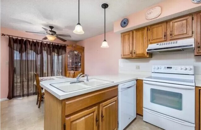 Building Photo - 15411 E 48th Terrace