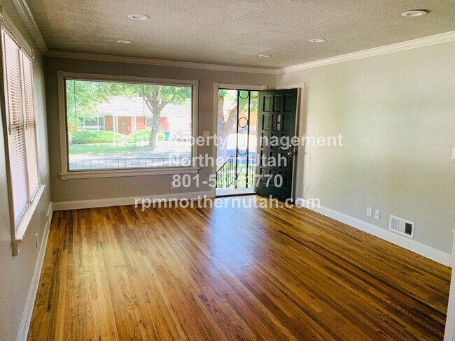 Building Photo - Beautiful 4 Bed 2 Bath Ogden Home Coming S...