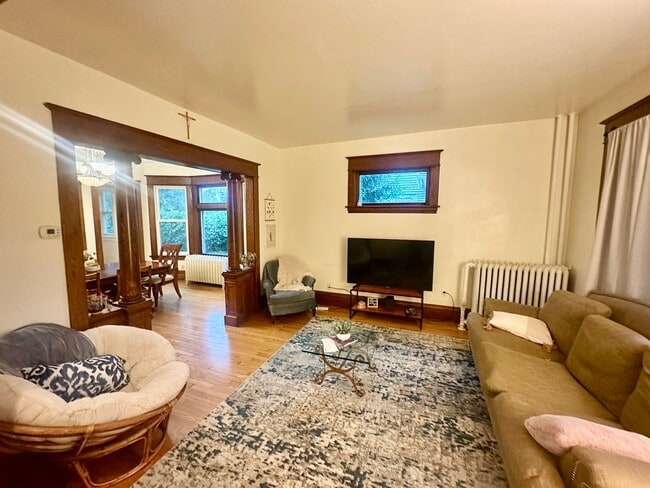 Building Photo - Spacious 3-Bedroom – Large Kitchen + Great...