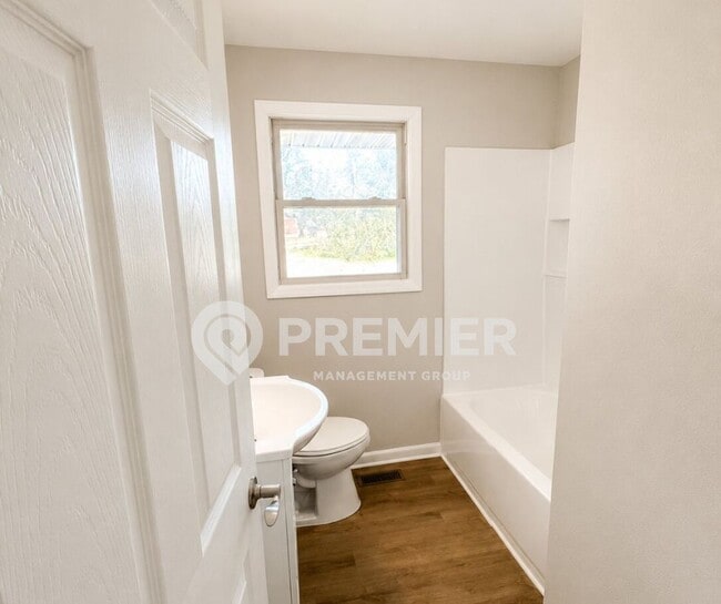 Building Photo - 302 Malvin St