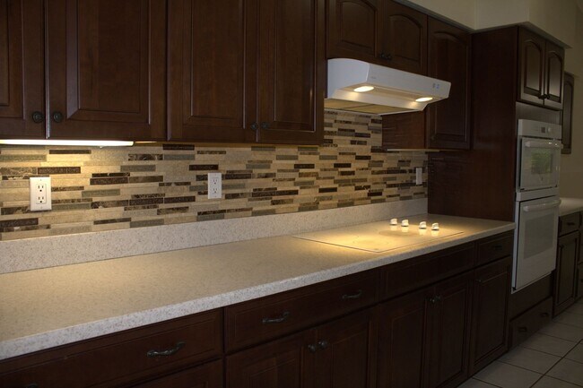 Building Photo - 3/2/3 Spring Hill Home