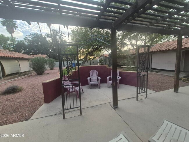 Building Photo - 602 E San Juan Ave