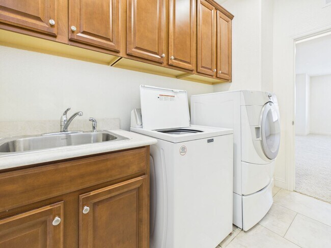 Building Photo - Spacious 5-Bedroom Solar Home in Blackstone with Resort Style Amenities