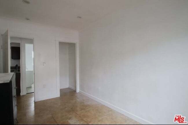 Building Photo - 1056 W 42nd Pl