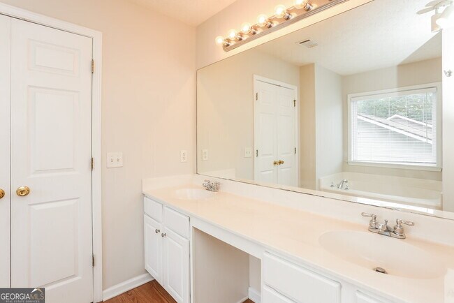 Building Photo - 3200 Cooper Woods Dr