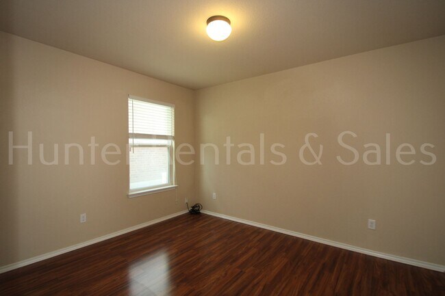 Building Photo - New in Management ! Spacious & Stylish Liv...