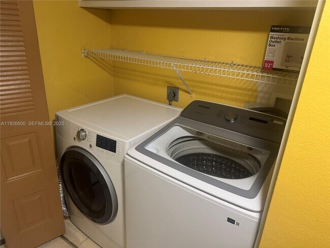 Building Photo - 20603 NE 6th Ct