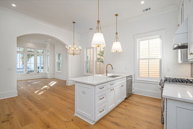 Building Photo - 302 W 38th St