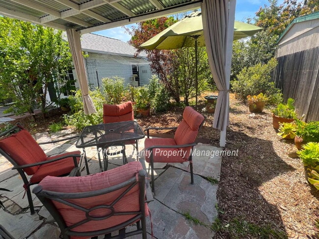 Building Photo - AVAILABLE JULY - 2 Bed/ 1 Bath shared home near Downtown SLO