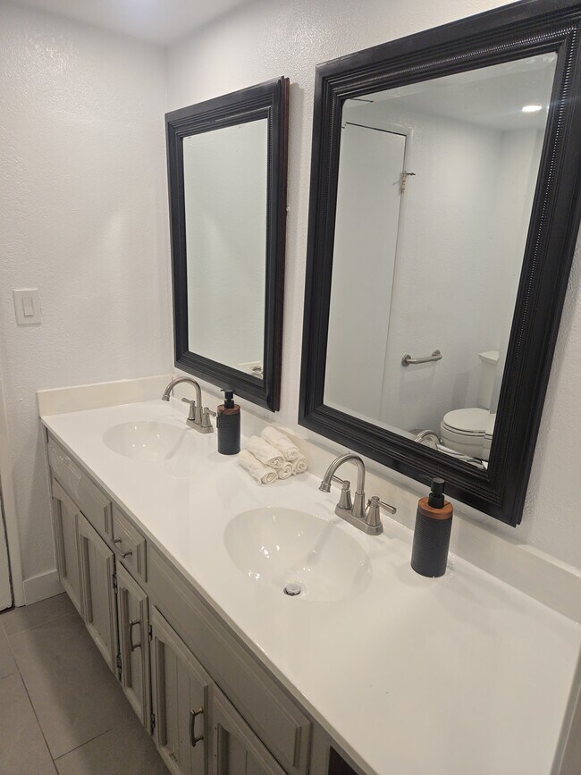 Building Photo - 1702 Brown St