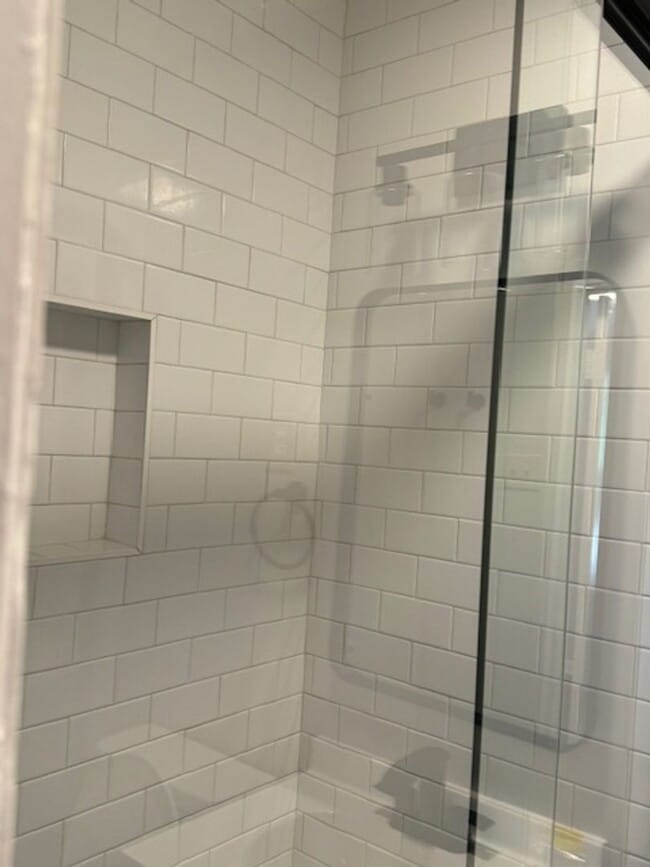 Building Photo - Newly Renovated Unit!