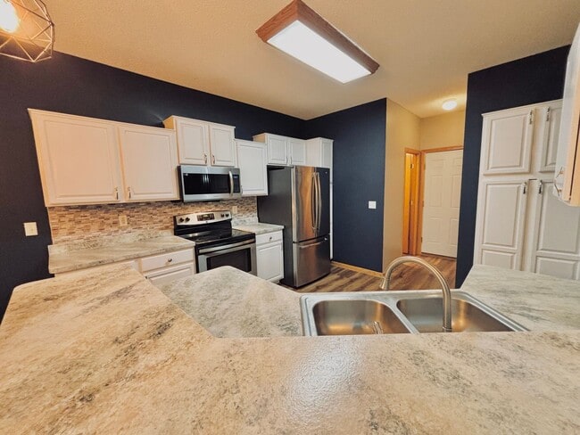 Building Photo - Gorgeous 3 Bedroom 4 Bath End Unit in Eagan