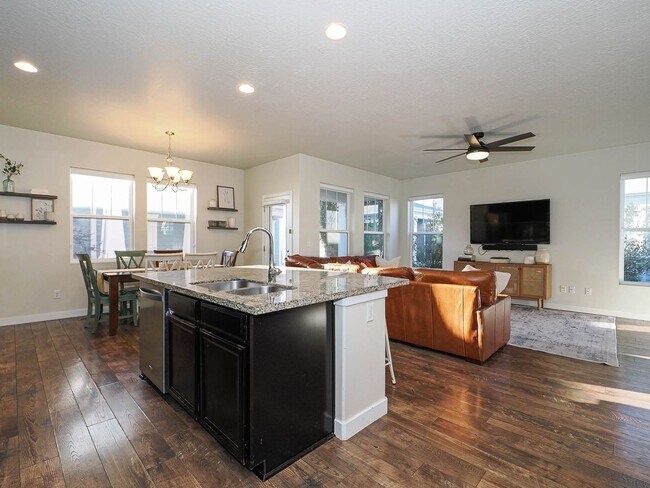 Building Photo - Beautiful House in Excellent Daybreak Loca...