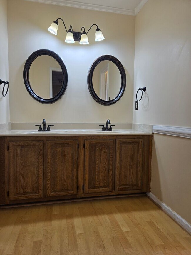 Building Photo - 3 Bedroom Townhouse in Virginia Beach