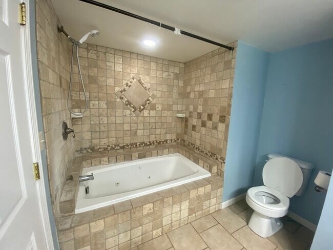 Building Photo - Beautiful 4 bedroom 1.5 bath located in th...