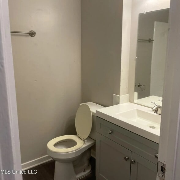 Building Photo - 195 Hayes Dr