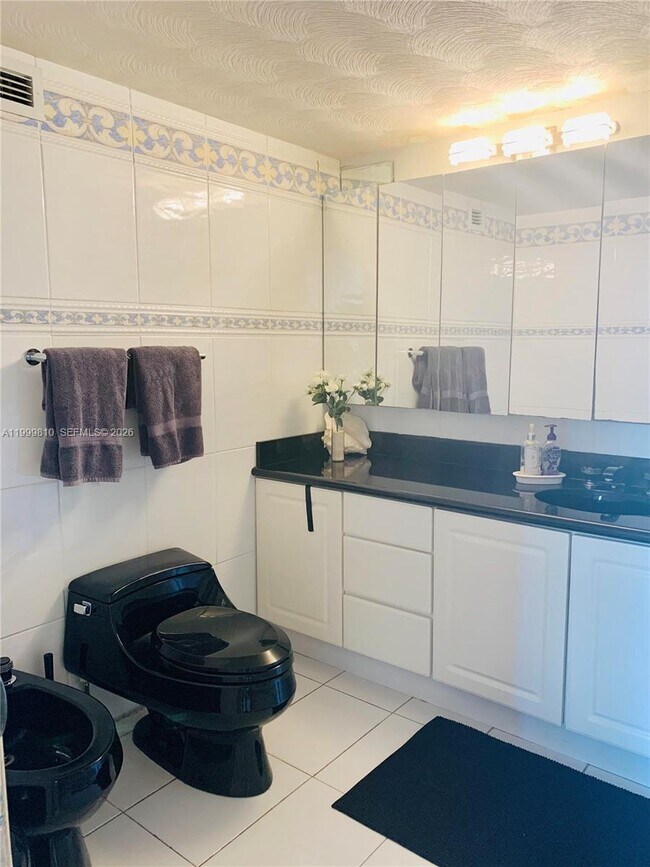 Building Photo - 6039 Collins Ave