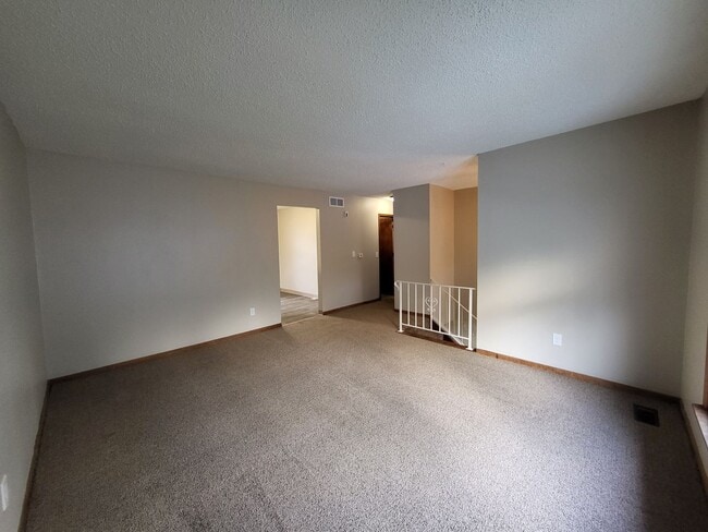 Building Photo - Spacious 4 bedroom home!
