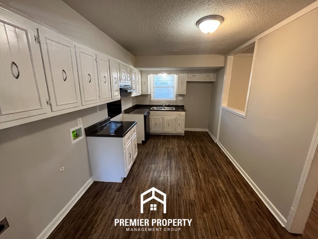 Building Photo - 4702 Chevron Rd