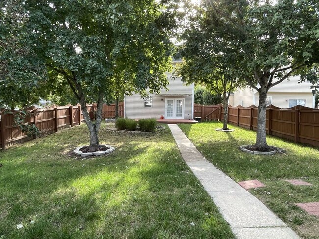 Building Photo - 3 Bedroom Corner Lot home with Great Backy...