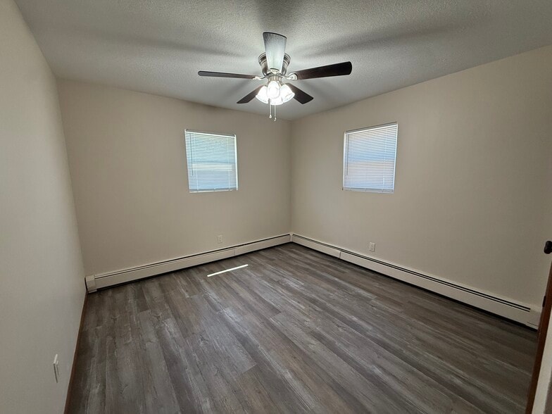 Bedroom - 1322 W Montrose St